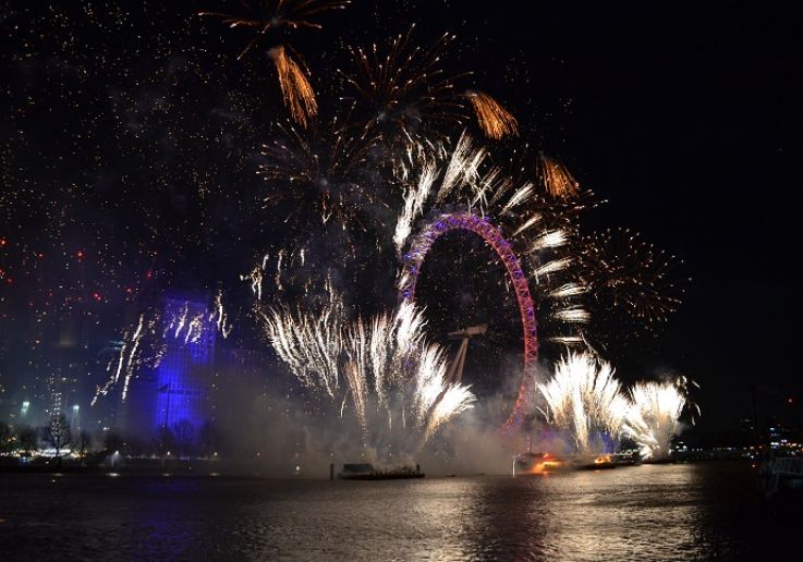 Espectáculo de fuegos artificiales sobre el London Eye en Fin de Año