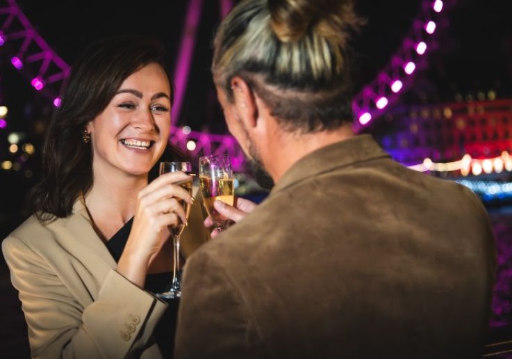 Champán y canapés durante toda la noche de Año Nuevo