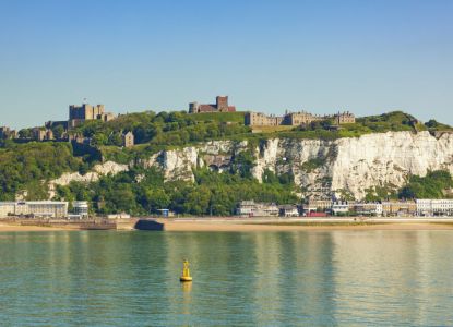Castillo de Dover sobre el acantilado frente al mar