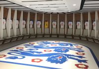Vestuario de la selección inglesa en Wembley con el escudo de la FA en el suelo