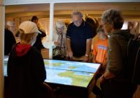 Visitantes descubren la historia del Cutty Sark mediante una instalación interactiva.