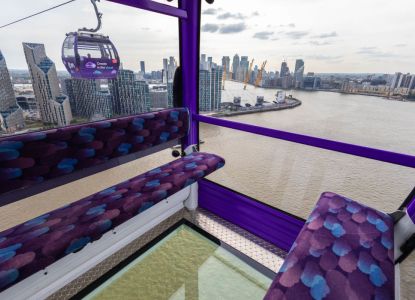 Vistas del Támesis y de Londres desde una cabina con suelo de cristal.