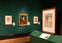 Dibujos y retratos enmarcados en una sala de la King's Gallery