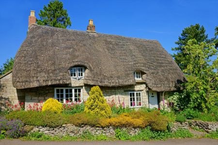 Casa tradicional con tejado de paja en la campiña inglesa