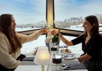Brindis junto al ventanal en el crucero con cena por el Támesis