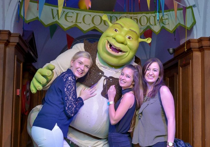 Visitantes posan con Shrek durante la experiencia interactiva en Londres.