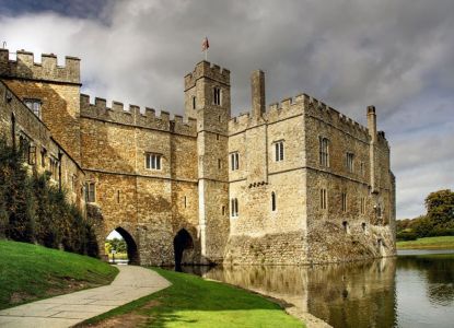 El foso y la puerta fortificada del Castillo de Leeds bajo un cielo nublado.
