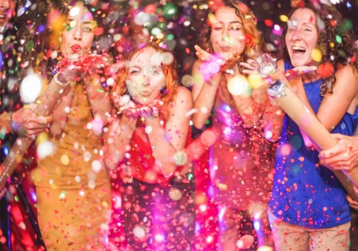 Fiesta de Nochevieja a bordo con confeti y copas