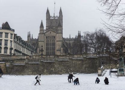 Vista invernal de la Abadía de Bath desde el centro histórico de la ciudad.