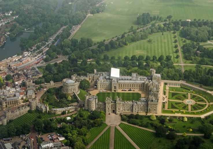Vista aérea del Castillo de Windsor con sus jardines y el Long Walk.