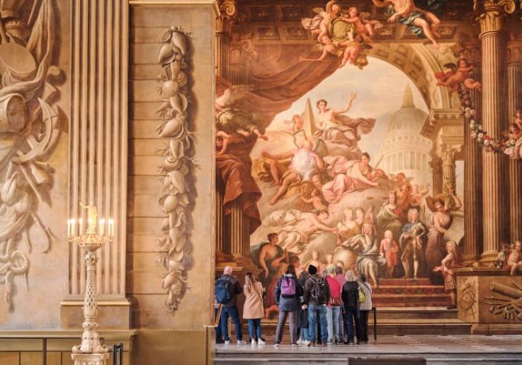 Visitantes contemplan las pinturas monumentales del Painted Hall de Greenwich.  2. External_-_Domes_from_Lower_Grand_Square…  ALT italiano Old Royal Naval College di Greenwich  Descrizione italiana Vista delle cupole dell’Old Royal Naval College dalla Lower Grand Square.  ALT spagnolo Old Royal Naval College de Greenwich  Descrizione spagnola Vista de las cúpulas del Old Royal Naval College desde la Lower Grand Square.  3. Upper_Grand_Square_Image…  ALT italiano Upper Grand Square dell’Old Royal Naval College  Descrizione italiana Vista del cortile e degli edifici storici dell’Old Royal Naval College.  ALT spagnolo Upper Grand Square del Old Royal Naval College  Descrizione spagnola Vista del patio y de los edificios históricos del Old Royal Naval College.  4. Chapel_new_lighting…  ALT italiano Cappella dell’Old Royal Naval College  Descrizione italiana Interno della Cappella di San Pietro e San Paolo a Greenwich.  ALT spagnolo Capilla del Old Royal Naval College  Descrizione spagnola Interior de la Capilla de San Pedro y San Pablo de Greenwich.  5. Skittle_Alley_at_Old_Royal_Naval_College…  ALT italiano Pista da birilli dell’Old Royal Naval College  Descrizione italiana La storica pista da birilli vittoriana dell’Old Royal Naval College.  ALT spagnolo Bolera del Old Royal Naval College  Descrizione spagnola La histórica bolera victoriana del Old Royal Naval College.  Rinominerei la prima immagine con un nome più descrittivo e uniforme, ad esempio painted-hall-old-royal-naval-college-1.