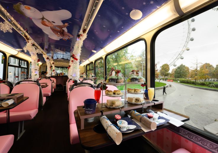 El interior del autobús, con las mesas servidas y el techo ilustrado con escenas del Muñeco de Nieve.