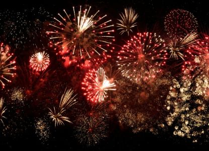 Fuegos artificiales rojos en el cielo de Nochevieja