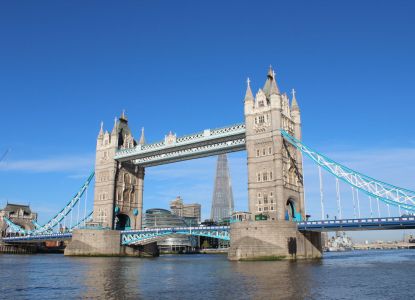 El Tower Bridge sobre el Támesis con sus características torres.