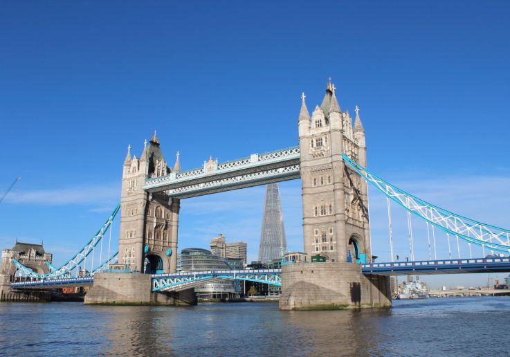 El Tower Bridge sobre el Támesis con sus características torres.
