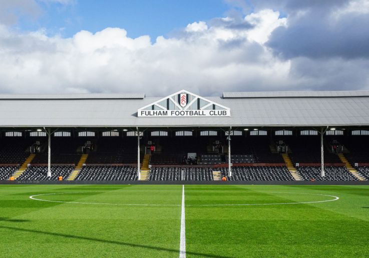 Vista del terreno de juego y de las históricas gradas del estadio del Fulham FC.