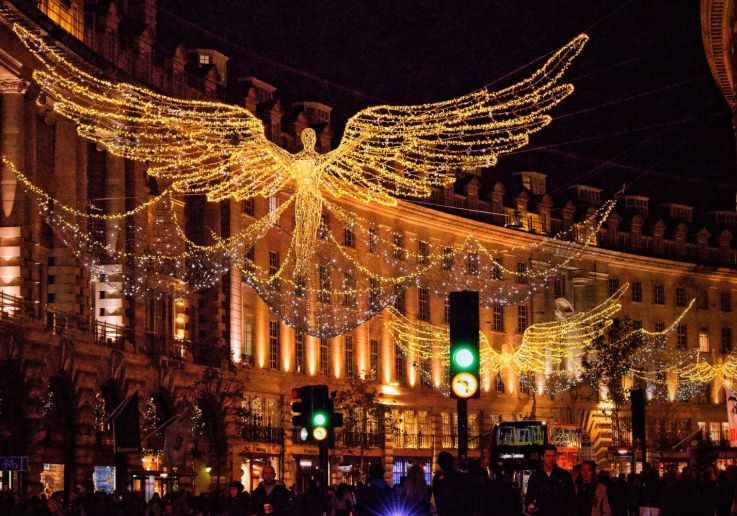 Una de las espectaculares decoraciones navideñas suspendidas sobre Regent Street en Londres.