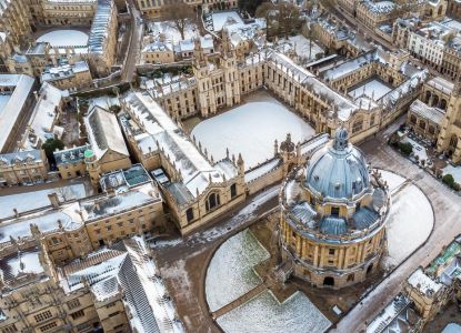 Vista aérea de los tejados y las cúpulas de Oxford cubiertos de nieve.