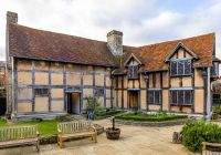 La casa natal de Shakespeare en Stratford-upon-Avon, con su fachada de entramado de madera.