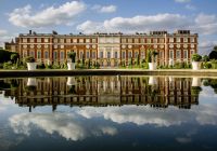 Vista panorámica del Palacio de Hampton Court y sus jardines.