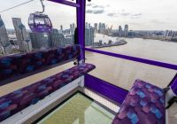 Vistas del Támesis y de Londres desde una cabina con suelo de cristal.