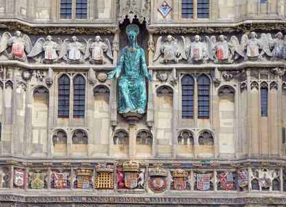 La estatua de Cristo y los ángeles heráldicos del pórtico de la catedral de Canterbury.