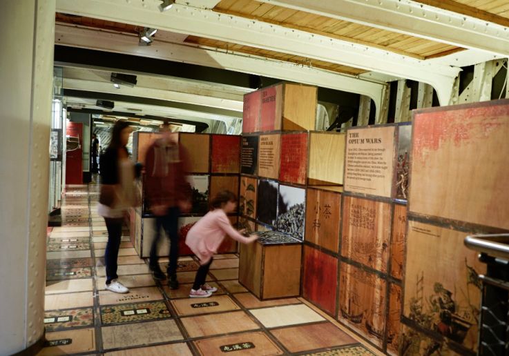 Uno de los espacios interiores del barco con una exposición dedicada a su historia.