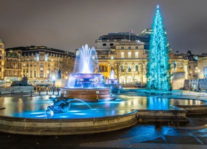 El árbol de Navidad y las fuentes iluminadas de Trafalgar Square de noche