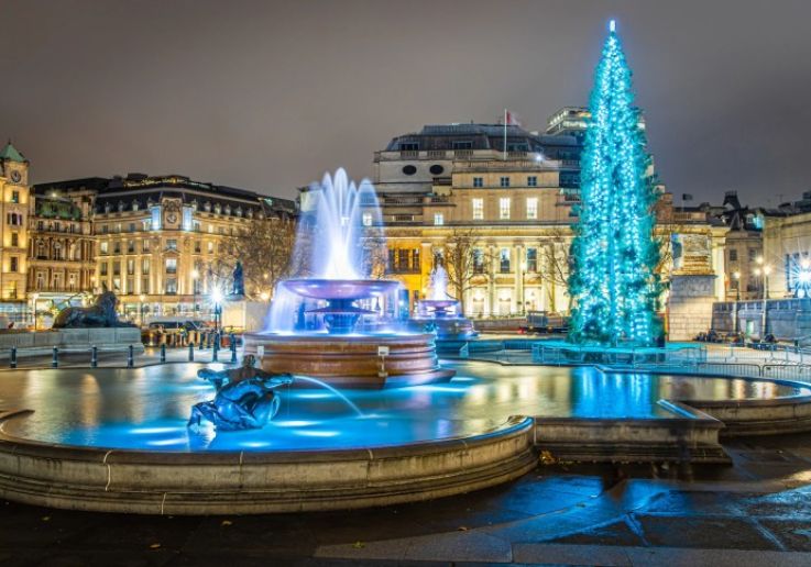 El árbol de Navidad y las fuentes iluminadas de Trafalgar Square de noche