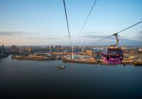 Cabina del teleférico de Londres sobre el Támesis con vistas panorámicas de la ciudad.