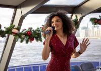 Cantante en directo actuando a bordo del crucero durante el almuerzo de Navidad.