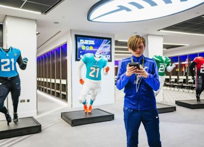 Vestuario NFL del Tottenham Hotspur Stadium con las equipaciones expuestas