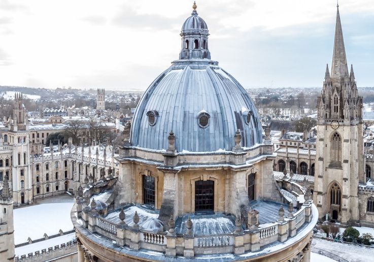 La Radcliffe Camera de Oxford y las torres de la ciudad bajo la nieve.