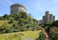 La Torre Redonda del Castillo de Windsor sobre su montículo, con los jardines en primer plano.