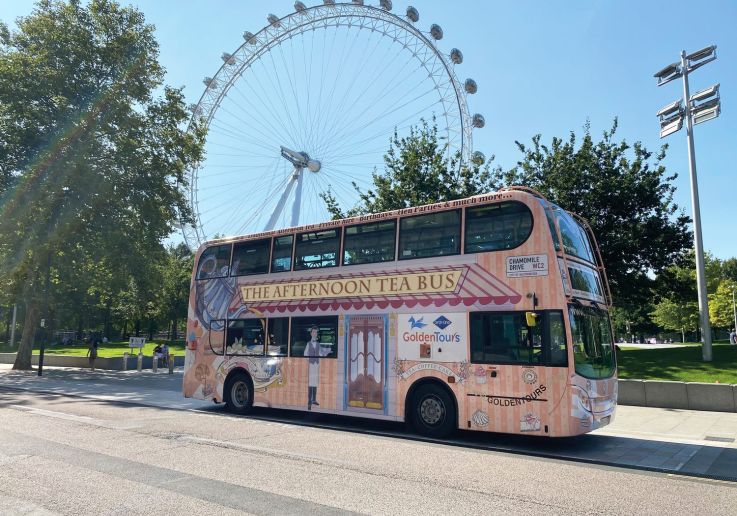 Autobús vintage de dos pisos del tour, aparcado junto al London Eye.