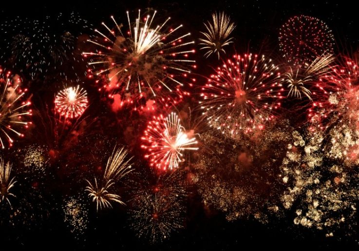 Fuegos artificiales rojos en el cielo de Nochevieja