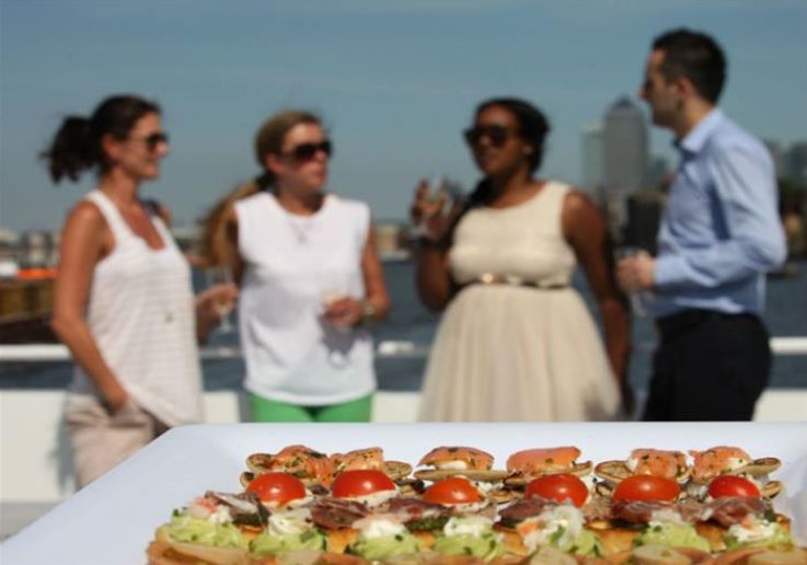Crucero al atardecer con música y aperitivo.