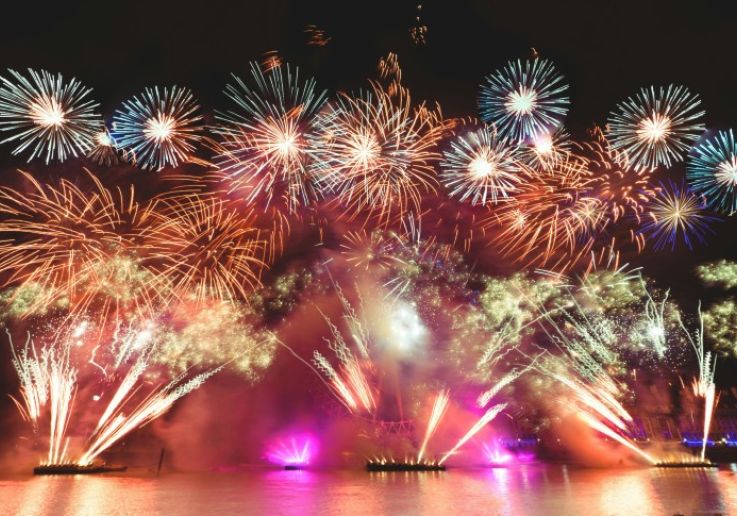 Fuegos artificiales de Fin de Año reflejados en el agua