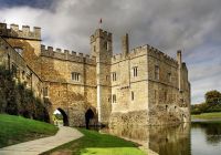 El foso y la puerta fortificada del Castillo de Leeds bajo un cielo nublado.
