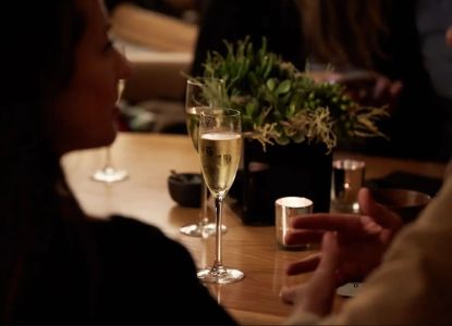 Copa de cava servida a bordo en la Nochevieja
