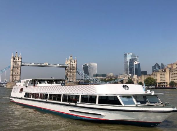 Silver Sockeye: cena griega al pie del Tower Bridge y crucero de fin de año 2026 por el Támesis