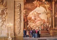 Visitantes contemplan las pinturas monumentales del Painted Hall de Greenwich.  2. External_-_Domes_from_Lower_Grand_Square…  ALT italiano Old Royal Naval College di Greenwich  Descrizione italiana Vista delle cupole dell’Old Royal Naval College dalla Lower Grand Square.  ALT spagnolo Old Royal Naval College de Greenwich  Descrizione spagnola Vista de las cúpulas del Old Royal Naval College desde la Lower Grand Square.  3. Upper_Grand_Square_Image…  ALT italiano Upper Grand Square dell’Old Royal Naval College  Descrizione italiana Vista del cortile e degli edifici storici dell’Old Royal Naval College.  ALT spagnolo Upper Grand Square del Old Royal Naval College  Descrizione spagnola Vista del patio y de los edificios históricos del Old Royal Naval College.  4. Chapel_new_lighting…  ALT italiano Cappella dell’Old Royal Naval College  Descrizione italiana Interno della Cappella di San Pietro e San Paolo a Greenwich.  ALT spagnolo Capilla del Old Royal Naval College  Descrizione spagnola Interior de la Capilla de San Pedro y San Pablo de Greenwich.  5. Skittle_Alley_at_Old_Royal_Naval_College…  ALT italiano Pista da birilli dell’Old Royal Naval College  Descrizione italiana La storica pista da birilli vittoriana dell’Old Royal Naval College.  ALT spagnolo Bolera del Old Royal Naval College  Descrizione spagnola La histórica bolera victoriana del Old Royal Naval College.  Rinominerei la prima immagine con un nome più descrittivo e uniforme, ad esempio painted-hall-old-royal-naval-college-1.