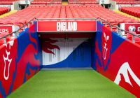 Túnel de salida al campo de Wembley decorado con los colores de Inglaterra