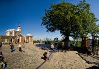 Visitantes cruzando el Primer Meridiano del Mundo en el Real Observatorio de Greenwich