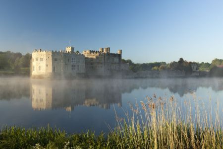 Castillo de Leeds reflejado en el lago, excursión desde Londres