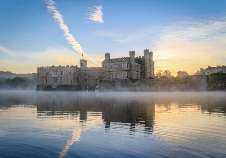 El Castillo de Leeds reflejado en su lago entre la niebla del amanecer.