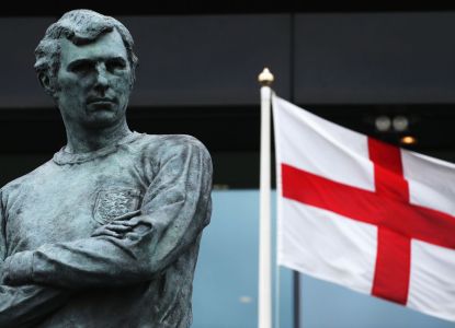 Estatua de Bobby Moore junto a la bandera de Inglaterra en Wembley