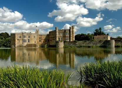 El Castillo de Leeds y su foso vistos entre los juncos de la orilla.