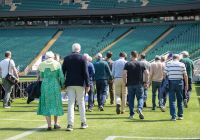 Un grupo de visitantes descubre el terreno de juego durante el tour del estadio.