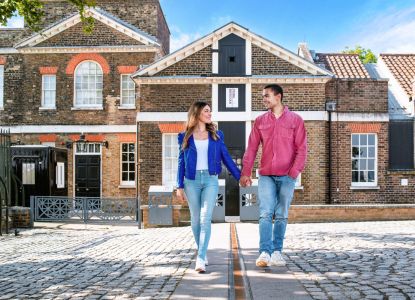 Una pareja visita los edificios históricos del Real Observatorio de Greenwich.